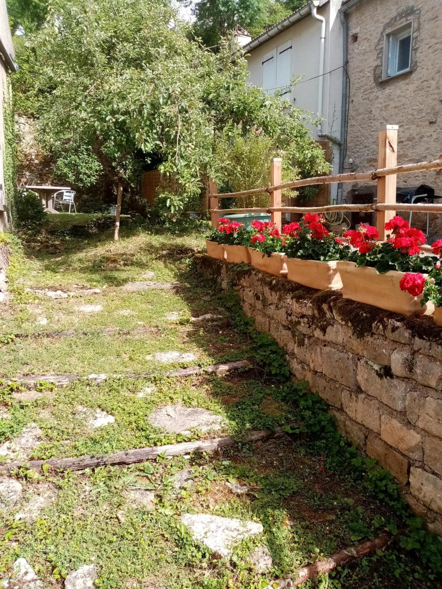 Gite Les 27 Roses Et Plus Châtel-Censoir Exterior foto